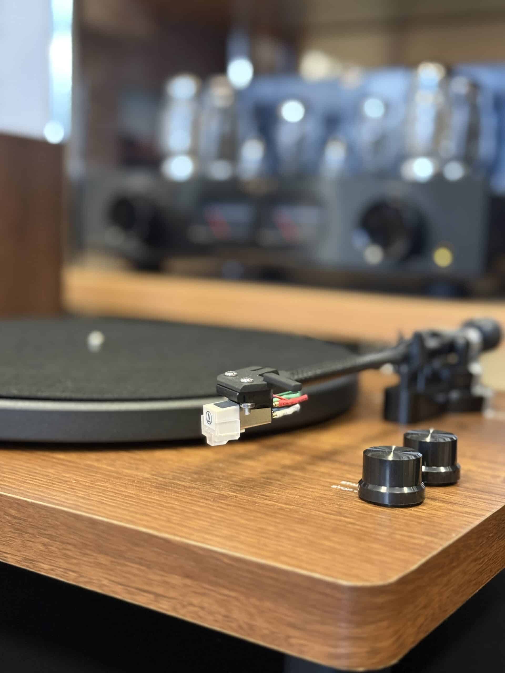Goka Moving Magnet Turntable Player with Speakers - Image 3